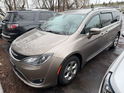 Used 2017 Chrysler Pacifica Touring-L Plus image 1