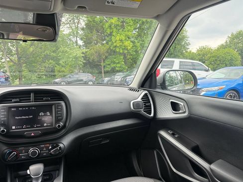 Used 2025 Kia Soul LX w/ LX Technology Package FWD image 28