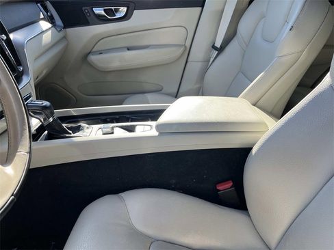 Used 2018 Volvo XC60 T5 Momentum w/ Vision Package image 23