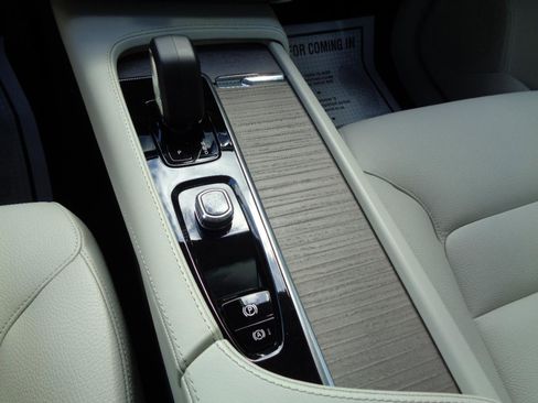 Used 2023 Volvo XC90 B6 Plus AWD/4WD image 12