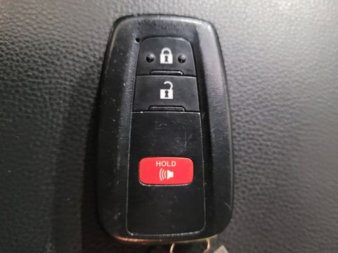 Used 2021 Toyota RAV4 XLE AWD/4WD image 32
