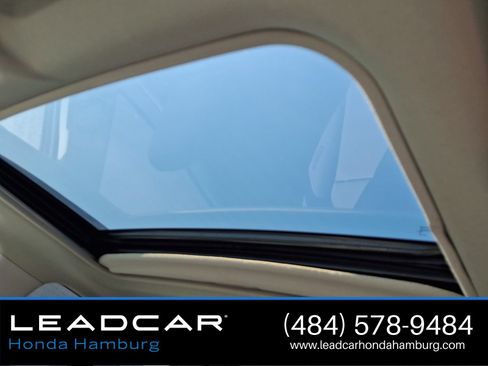 Used 2017 Toyota RAV4 XLE AWD/4WD image 15