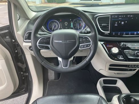 Used 2022 Chrysler Pacifica Touring-L FWD image 14
