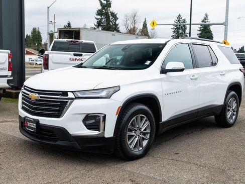 Used 2023 Chevrolet Traverse LT image 3