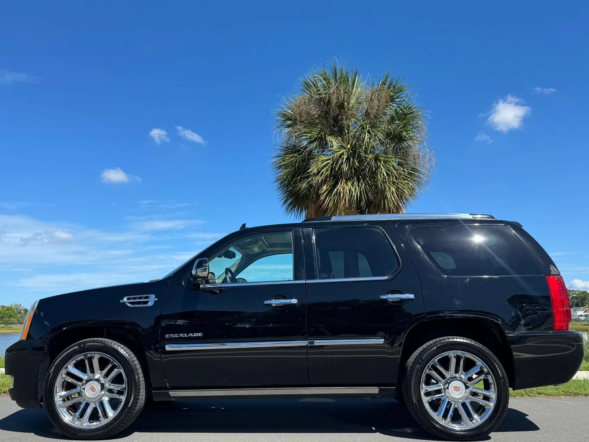 Used 2012 Cadillac Escalade Platinum RWD image 4