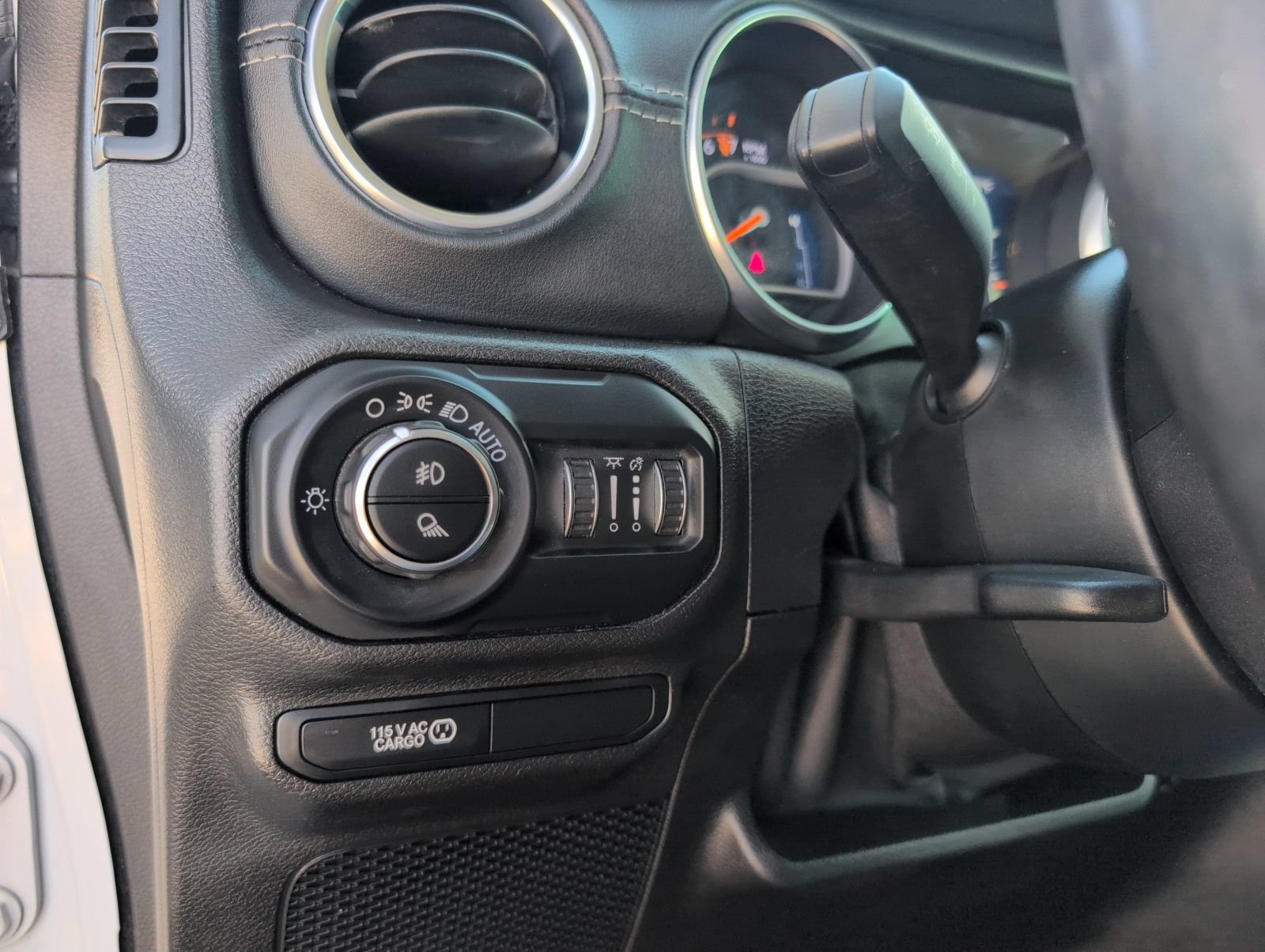 Used 2020 Jeep Gladiator Overland AWD/4WD image 10