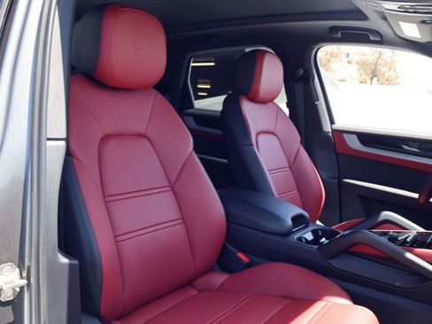 Certified 2025 Porsche Cayenne AWD/4WD image 24