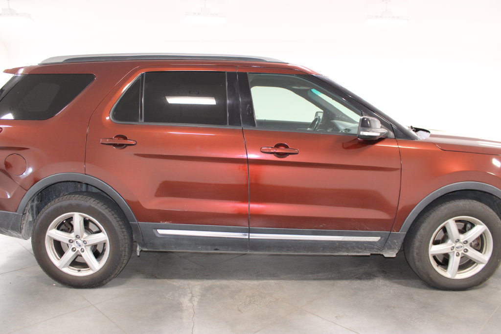 Used 2016 Ford Explorer XLT w/ Equipment Group 201A AWD/4WD image 11