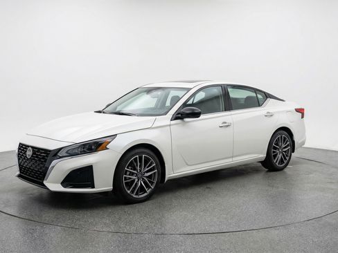 Used 2025 Nissan Altima 2.5 SV image 3