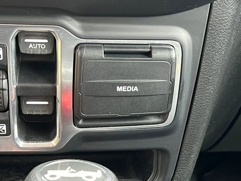 Used 2018 Jeep Wrangler Unlimited Sahara AWD/4WD image 25