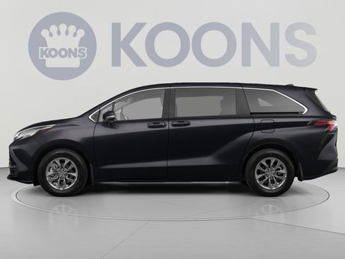 Used 2026 Toyota Sienna LE FWD image 2