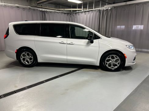 Used 2024 Chrysler Pacifica Limited FWD image 8