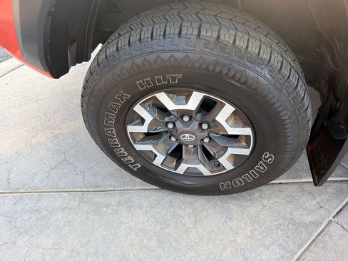 Used 2016 Toyota Tacoma TRD Off-Road w/ Premium & Technology Package AWD/4WD image 12