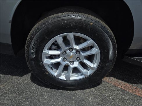 Used 2025 Chevrolet Suburban LT AWD/4WD image 11