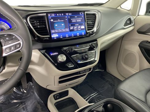 Used 2024 Chrysler Pacifica Touring-L image 27