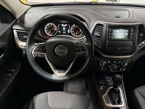 Used 2017 Jeep Cherokee Latitude AWD/4WD image 11