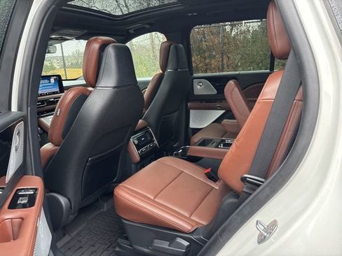 Certified 2025 Lincoln Aviator Reserve w/ Luxury Package image 12
