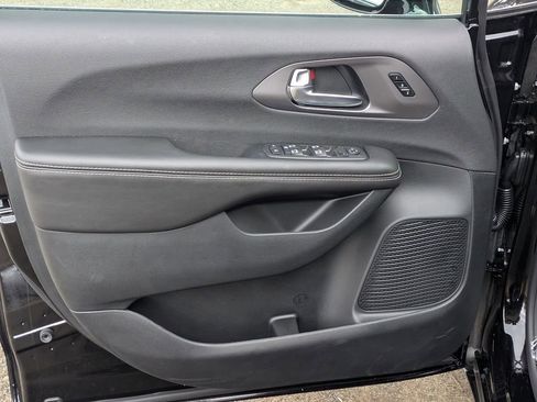 New 2026 Chrysler Pacifica Select FWD image 10