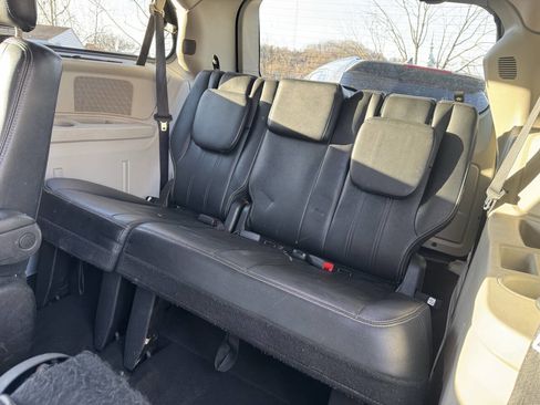 Used 2016 Chrysler Town & Country Touring image 14