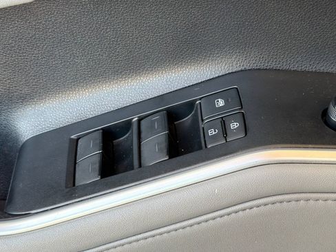 Used 2021 Toyota Highlander XLE AWD/4WD image 13