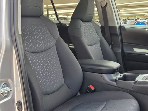 Used 2025 Toyota RAV4 XLE w/ Convenience Package image 30