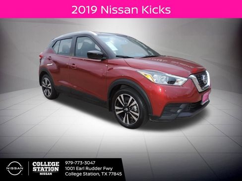 Used 2019 Nissan Kicks SV image 1