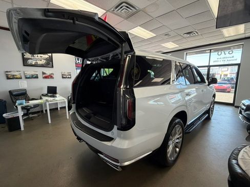 Used 2023 Cadillac Escalade Premium Luxury AWD/4WD image 30