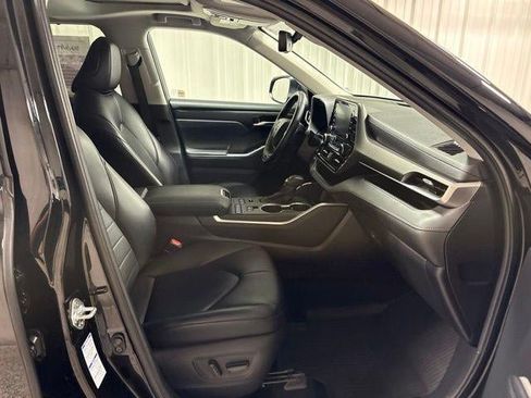 Used 2021 Toyota Highlander XLE AWD/4WD image 24