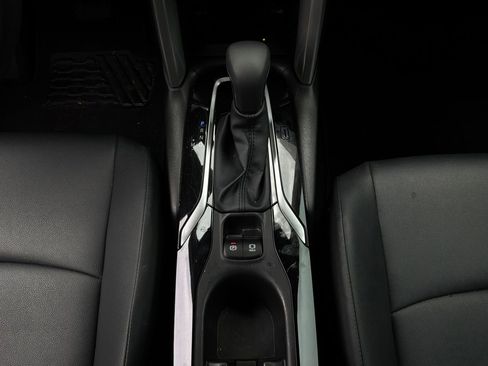 Used 2025 Toyota Corolla Cross XLE FWD image 11