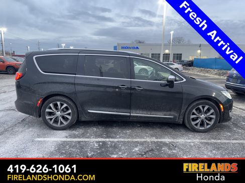 Used 2020 Chrysler Pacifica Limited w/ Tire & Wheel Group image 7