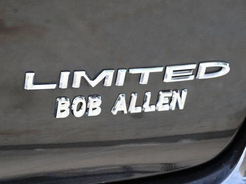 Used 2023 Chrysler Pacifica Limited FWD image 15