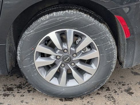 Used 2023 Chrysler Pacifica Limited image 16