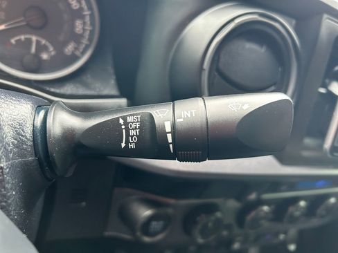 Used 2019 Toyota Tacoma TRD Off-Road AWD/4WD image 31