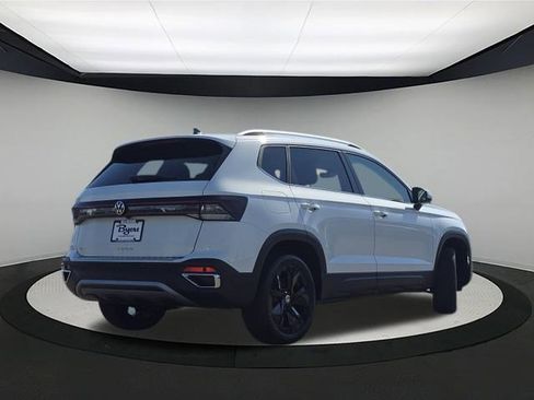 New 2025 Volkswagen Taos SE image 7