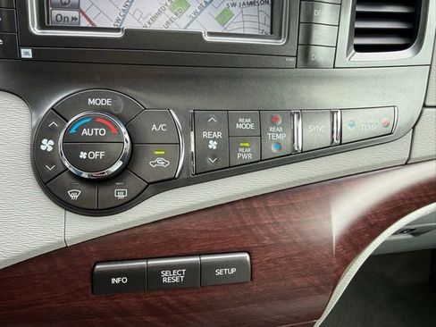 Used 2013 Toyota Sienna XLE w/ Premium Pkg image 17