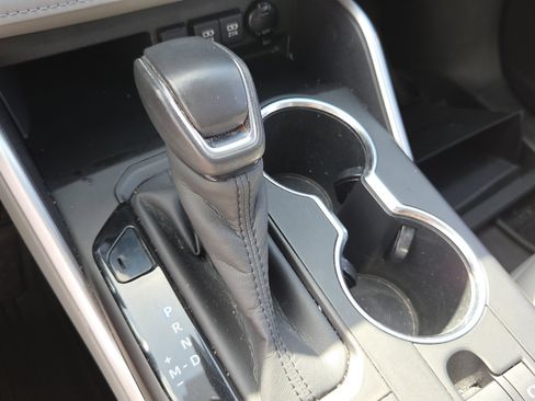 Used 2020 Toyota Highlander XLE image 22