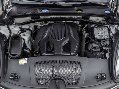 Used 2024 Porsche Macan image 28