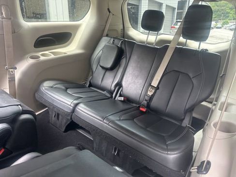 Used 2024 Chrysler Pacifica Limited FWD image 12