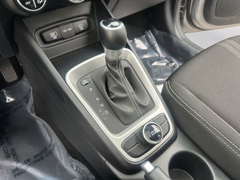 Used 2025 Hyundai Venue SEL FWD image 17