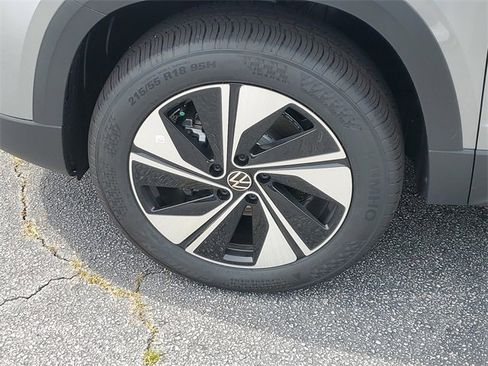 New 2025 Volkswagen Taos SE image 9