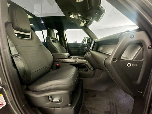 Used 2025 Land Rover Defender 110 image 28