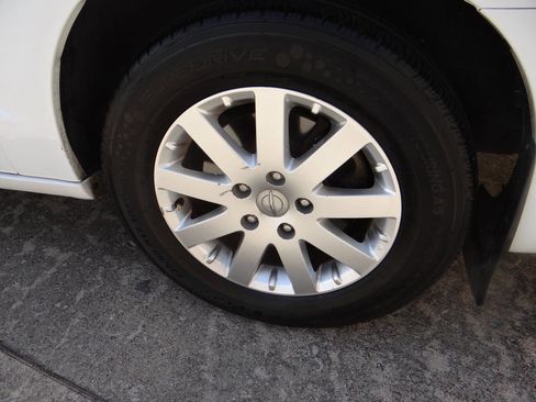 Used 2014 Chrysler Town & Country Touring image 31