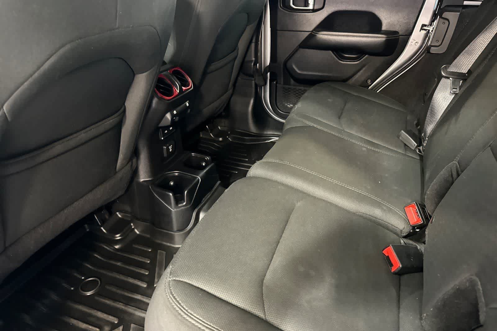 Used 2018 Jeep Wrangler Unlimited Sahara AWD/4WD image 4