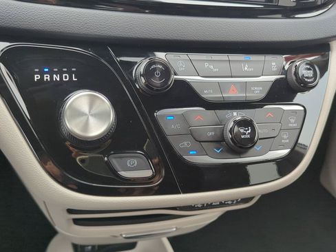Used 2023 Chrysler Pacifica Touring-L FWD image 25