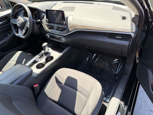 Used 2025 Nissan Altima 2.5 SV FWD image 13