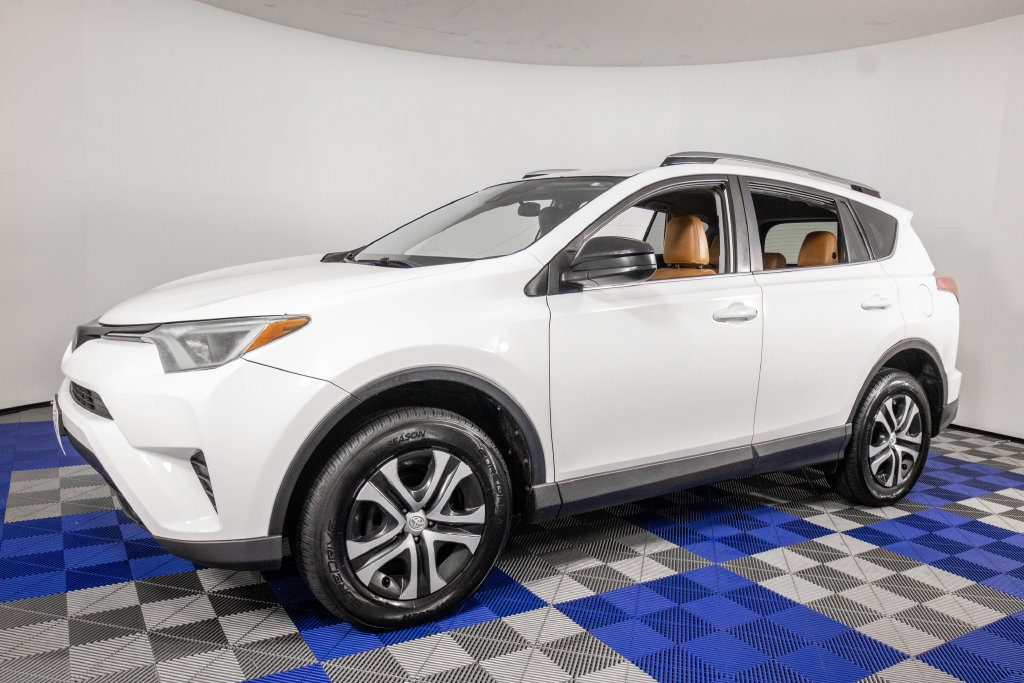 Used 2018 Toyota RAV4 LE FWD image 2