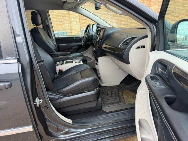 Used 2012 Chrysler Town & Country Touring w/ Entertainment Group #1 FWD image 16