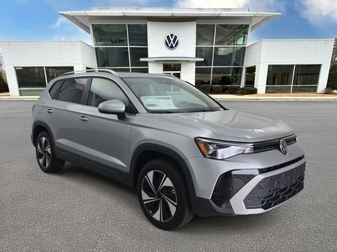 New 2026 Volkswagen Taos SE image 1