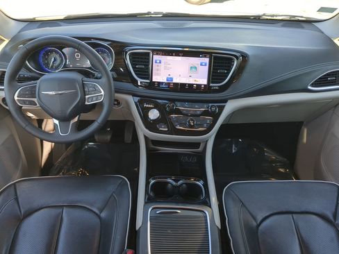 Used 2024 Chrysler Pacifica Limited image 15