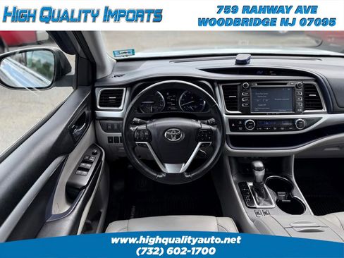 Used 2018 Toyota Highlander XLE AWD/4WD image 30